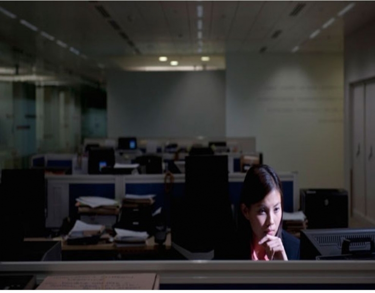Ilustrasi perempuan bekerja malam hari. Sumber : Huffingtonpost.com