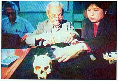 Prof. Teuku Jacob didampingi Prof. R.P. Soejono (kiri) dan Prof. Etty Indriati (kanan) memperlihatkan fosil manusia purba dari Liang Bua (Foto: Buku 3 Begawan)