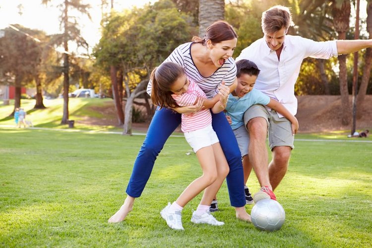 Perilaku atau tingkah laku keseharian yang positif antara orangtua dan anak akan menjamin kesehatan mentalitas atau kejiwaan.| Sumber: Shutterstock via Kompas.com