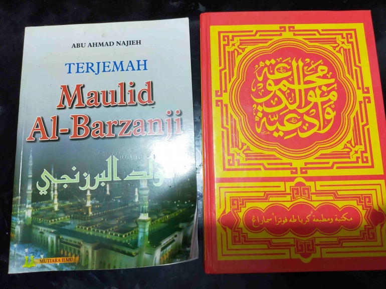 Kitab maulid Al Barzanji, beserta Ferdi terjemahannya. Dokpri