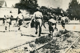 Pemberontakan di Surabaya sebagai reaksi ultimatum Brigjen. Mallaby dari tentara Inggris pada tanggal 10 November 1945 (Dok. Kompas)