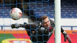 Adrian berusaha selamatkan bola dari sundulan Calvert-Lewin. Gambar: Pool via Reuters