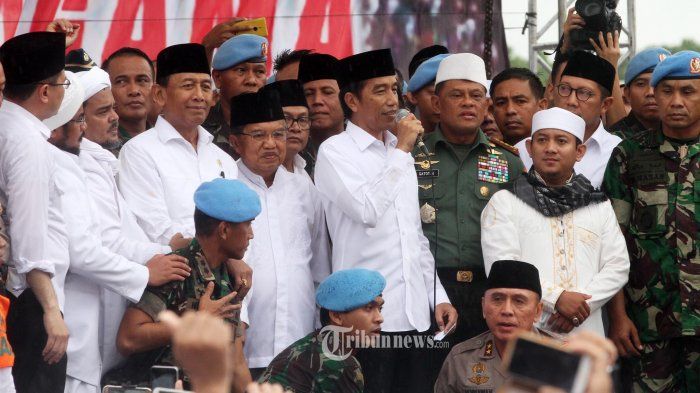 Presiden Jokowi didampingi Panglima TNI Gatot Nurmantyo (berpeci putih) saat menghadiri aksi massa tanggal 02 Desember 2016 (tribunnews.com).