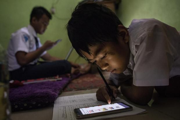 Belajar online dengan HP android, sumber: www.sindonews.com