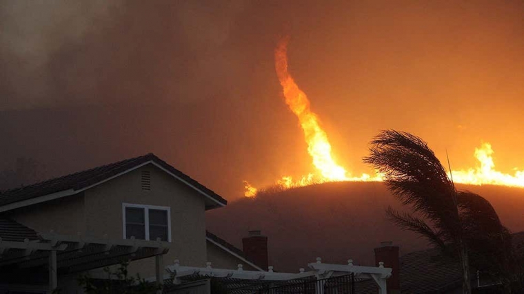 Tornado api mendekati rumah saat kejadian Kebakaran Corona pada 15 November 2008 di Yorba Linda, California via weather.com