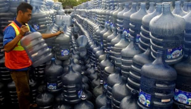 Galon sebagai sisa produk air mineral yang ditarik kembali oleh produsennya. (Foto: teras.id)