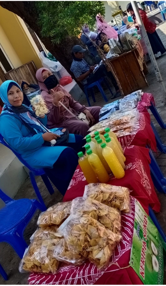 Memamerkan produk dalam bazaar