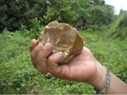 Temuan artefak batu masa paleolitik di DAS Sapalewa. Sumber: Jurnal Kapata Arkeologi/Balar Maluku
