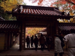 Pintu utama Kuil Eigenji dengan tulsan di kiri kanan gerbang (dokpri)