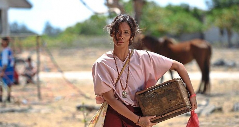 Marlina Membawa Kotak Berisi Kepala Markus (Sumber: akurat.co)
