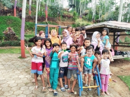 Bersama anak-anak Kampung Topeng. Foto dokpri