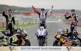 Pose juara dunia 2010; Toni Elias (Moto2), Jorge Lorenzo (MotoGP), dan Marc Marquez (125 cc). Gambar: AFP via Bola.net