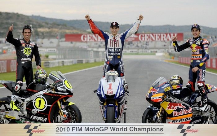 Pose juara dunia 2010; Toni Elias (Moto2), Jorge Lorenzo (MotoGP), dan Marc Marquez (125 cc). Gambar: AFP via Bola.net