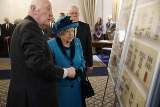 Ratu Elizabeth II ketika melihat koleksi filateli dari The Royal Philatelic Society of London. (Foto: RPSL)