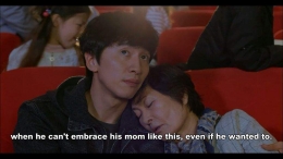 Scene Min-Ho mengajak Ibunya yang terkena demensia menonton film bersama dan mengabadikan momen bersama. Source pic. Aminoapps.com