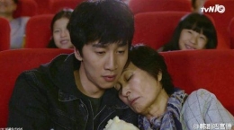 Scene Lee Kwang Soo berperan sebagai Yoo Min-Ho, anak yang setia mendampingi Ibunya, Joo Hee Ja sukses hadirkan tangis! Source pic. Aminoapps.com
