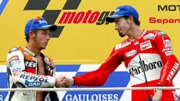 Rossi dikenal punya perseteruan abadi dengan Biaggi. Gambar: AFP Photo/Jimin Lai via CNNIndonesia.com