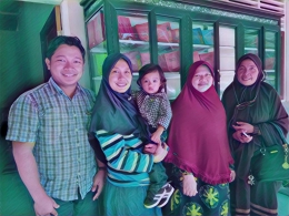 Foto: Saya, Istri, Zaheer, Umi Dewi (salah satu Pimpinan Ponpes "Romu"), dan Bu'e (dokpri)