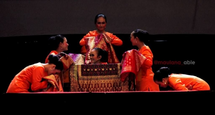 Para penari sanggar seni Rebang Emas dari berbagai status (siswi SMP, SMA, mahasiswa, ASN, dll)