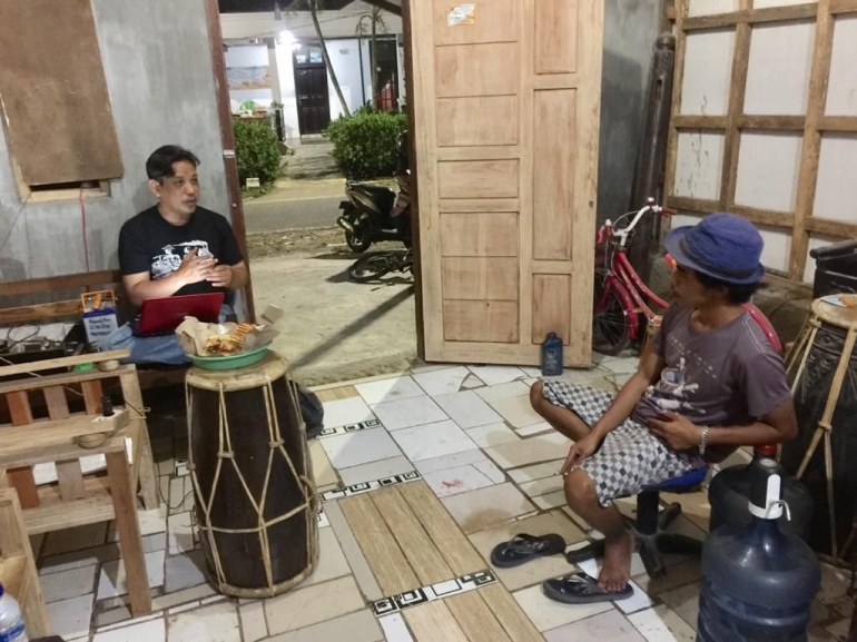 Wawancara dengan Arik Sugianto di rumahnya bersama Bapak Hengki Herwanto BPH Musik Dewan Kesenian Malang dan Ketua Museum Musik Indonesia