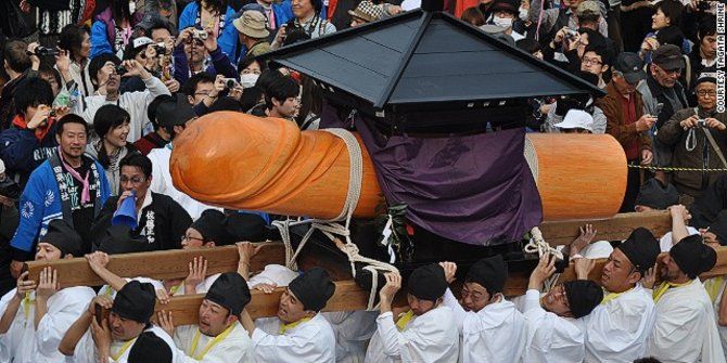 Patung Oowasegata yang diarak dalam festival Honen Matsuri di Jepang (sumber: merdeka.com)