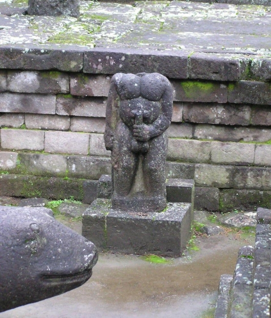Foto Patung Lelaki Memegang Penis di Candi Sukuh (sumber: nusadaily.com)