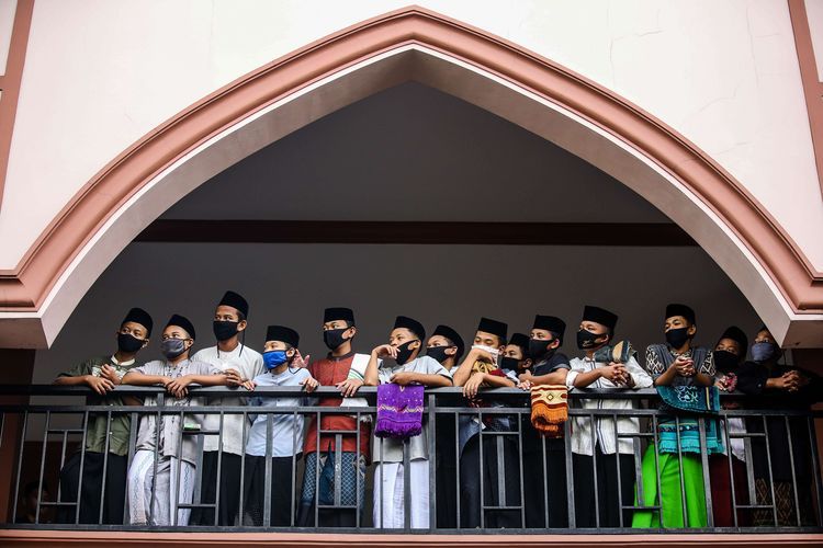 Ilustrasi: Santri putra beraktivitas di Pondok Pesantren An Nuqthah, Kota Tangerang, Banten, Kamis (18/6/2020). Pondok pesantren An Nuqthah kembali melaksanakan aktivitas setelah libur panjang akibat COVID-19 dengan menerapkan protokol kesehatan dan pengecekan kesehatan bagi santri yang baru tiba. (Foto: KOMPAS.com/GARRY LOTULUNG)