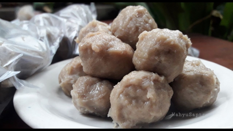 Bakso sapi adalah daging sapi yang dihaluskan kemudian diolah menjadi bahan adonan bersama tepung kanji. Adonan ini kemudian dipulung bulat lalu direbus. Hem, banyak penggemarnya loh. (Foto: Wahyu Sapta)