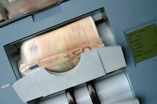 Ilustrasi tarik uang tunai di ATM (pexels.com)