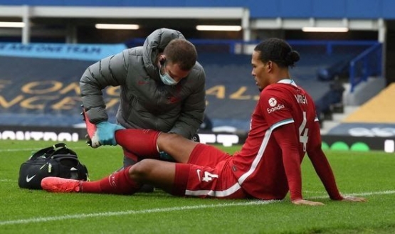 Van Dijk mendapatkan perawatan. | express.co.uk