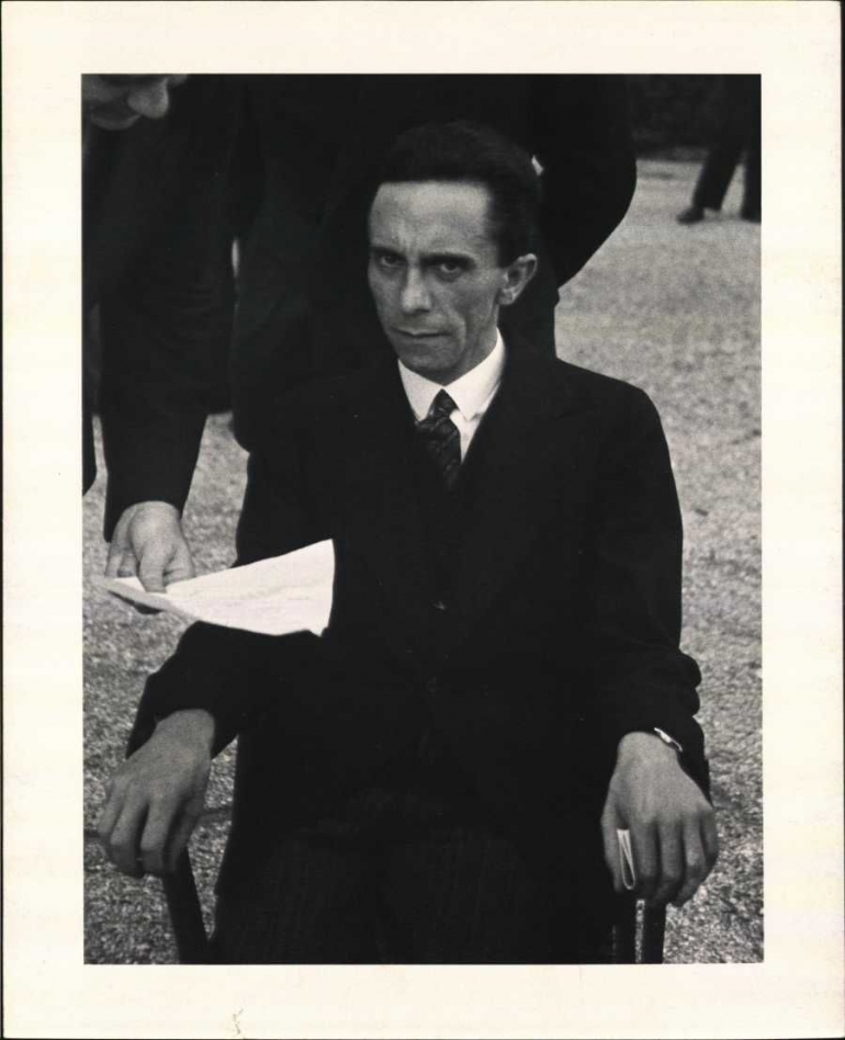 Joseph Goebbels saat diambil gambarnya oleh fotografer yahudi, via: purplecover.com
