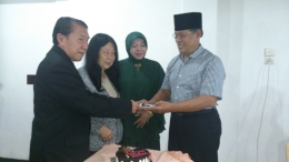 Ketika di Hotel Mariani Internasional  Walikota Bukittinggi Bapak Drs H Djufri bersama ibu menerima potongan kue ultah (dok pribadi)