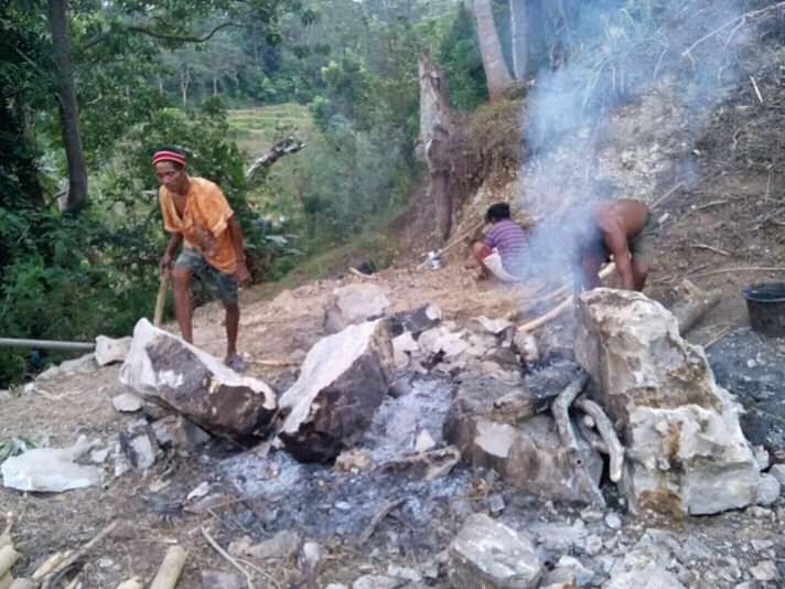 Tungku pembakaran dari batu-batu (Dokumentasi pribadi)