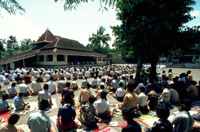 Suasana Shalat Hari Raya di Masjid Pondok Pabelan pada Tahun 80an (dok : akdn.org)