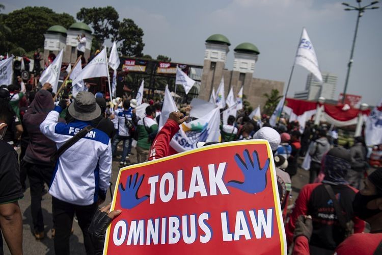Ilustrasi demo penolakan Undang-Undang Cipta Kerja Omnibus Law. (ANTARA FOTO/SIGID KURNIAWAN)