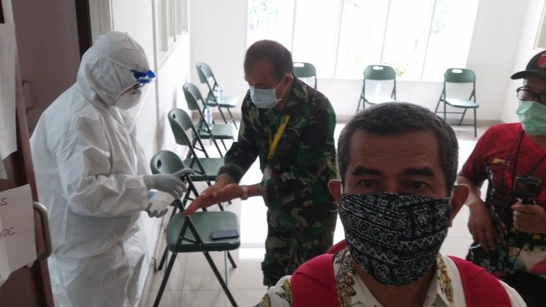 Sering cuci tangan, senantiasa menjaga jarak, dan hindari kerumunan. Itulah tiga kunci untuk memutus mata rantai penyebaran virus corona. Di area screening Covid-19 di RSDC Wisma Atlet, tenaga kesehatan selalu siap siaga melindungi sesama. Foto: isson khairul