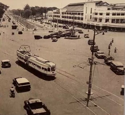 Trem dan berbagai transportasi di Weltevreden (Foto: tembak layar dari makalah mbak Vivin)
