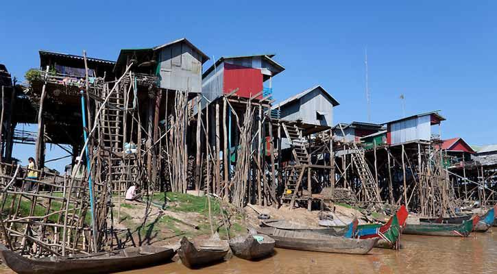 Rumah kampung nelayan Tonle Sap yang sudah beradaptasi dengan membuatnya di atas tiang-tiang tinggi/Sumber: Blogs@NTU