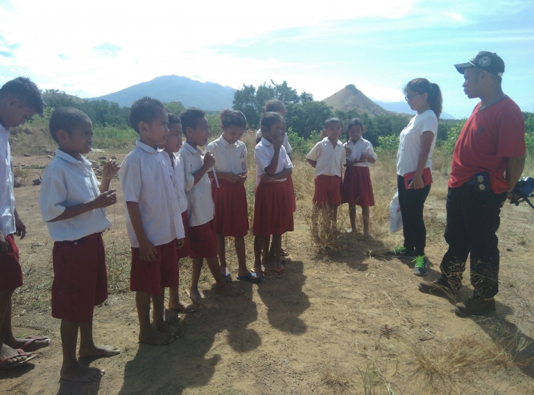 Sejenak menyapa siswa SD Filial, Flores Timur, NTT.| Foto: Roman Rendusara