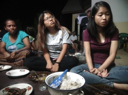 Jamuan malam penuh persaudaraan bersama warga Titehena, Solor, Flores Timur, NTT. |Foto: Roman Rendusara