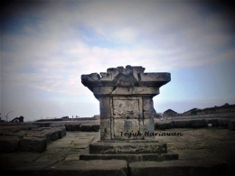 Yoni berlubang tiga di puncak candi pemujaan (dokumentasi pribadi)