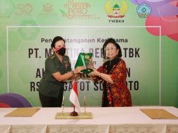 DR (HC) Martha Tilaar menerima Plakat apresiasi dari STIKES RSPAD foto:dok pri