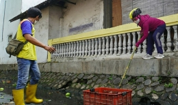 Walikota Ning Ita, saat mengecek saluran air di Kota Mojokerto (dokpri)