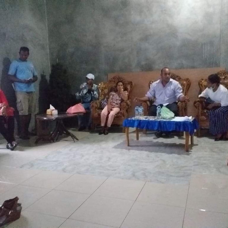 Rombongan yang dipimpin Bung Frets Watutamata (duduk di tengah) diterima di Pastori Jemaat GPM Lermatang/Sumber : Dokpri Vic. Nancy Botter