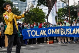 Mahasiswa yang tergabung dalam BEM Seluruh Indonesia (SI) melakukan aksi unjuk rasa di kawasan Patung Kuda Jakarta Pusat, Jumat (16/10/2020). Mereka menolak pengesahan omnibus law Undang-undang Cipta Kerja. (KOMPAS.com/GARRY LOTULUNG)
