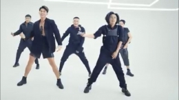 Boyband SMASH dalam video musik 