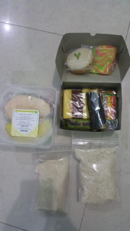 Beras, gula, nasi dus, kue-kue dalam tas tsb (Dokpri/NDP)