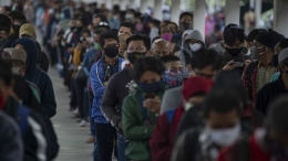 Sejumlah calon penumpang KRL mengantre memasuki Stasiun KA Bogor di Kota Bogor, Jawa Barat. ANTARA FOTO/Aditya Pradana Putra/wsj.via: tirto.id