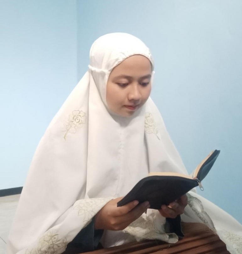 Anggota IRMAPI Sedang Membaca Al-Qur'an Dari Rumah dalam Acara Khataman Qur'an Online (dokpri)