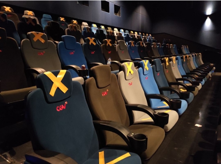 Penonton Bioskop XXI duduk berjaga jarak saat pemeriksaan kesiapan bioskop beroperasi kembali di Pusat Grosir Cililitan, Jakarta, Sabtu (29/8/2020).(ANTARA FOTO/HAFIDZ MUBARAK A via kompas.com)